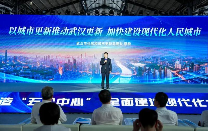 市住房和城市更新局局长蔡松作主旨报告。记者许魏巍 摄