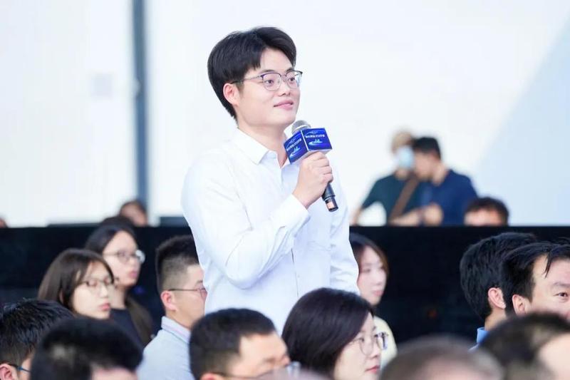 城市观察团成员在现场提问。记者许魏巍 摄
