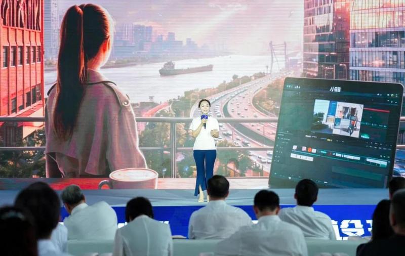 武汉杨涵涵文化传媒有限公司创始人、AI 短剧《霍去病》导演杨涵涵分享她眼中的好园区。记者许魏巍 摄