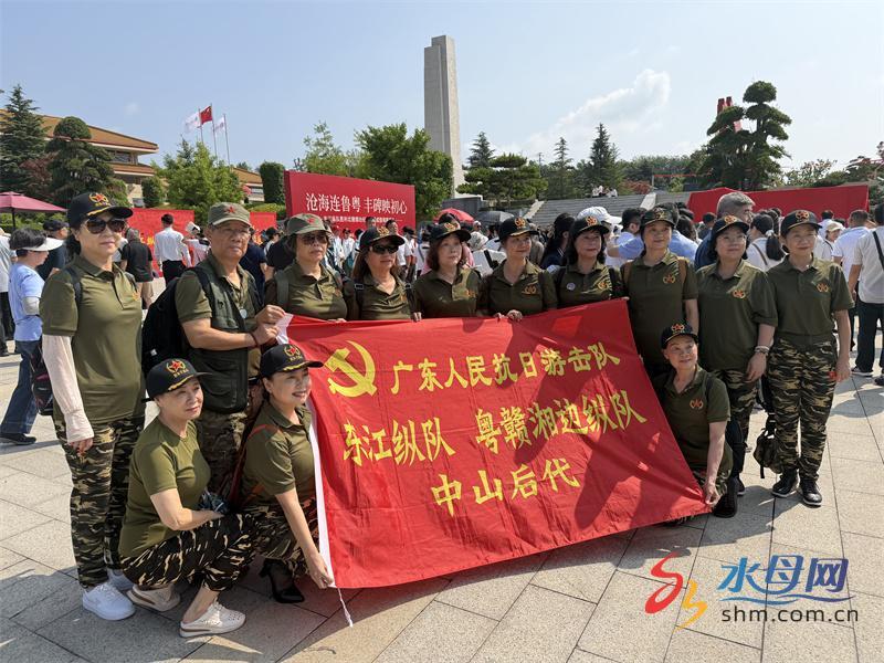 东江纵队后代合影。