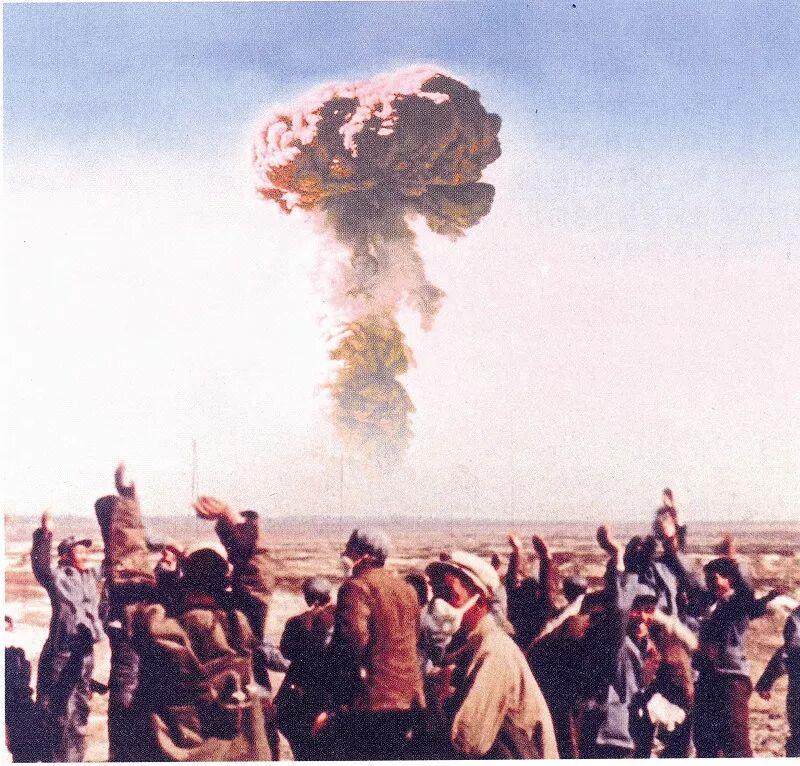 △1964年10月16日,中国第一颗原子弹爆炸成功。