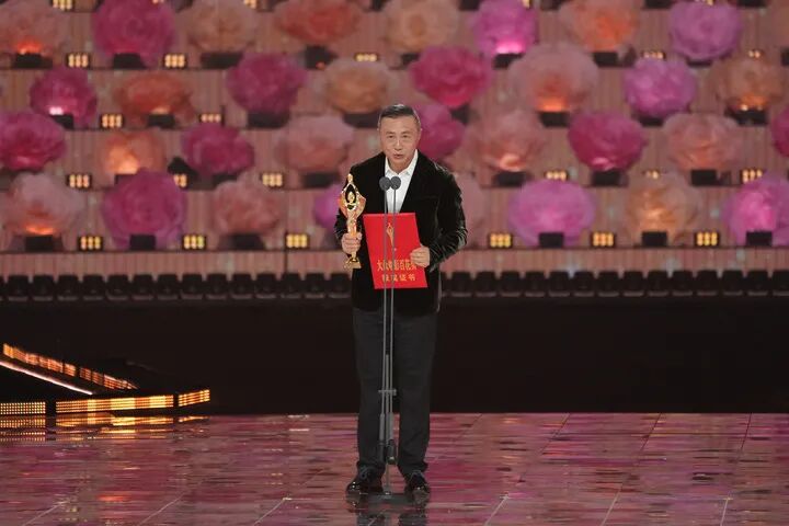 《哪吒之魔童闹海》获最佳影片奖。该片出品人、光线传媒董事长王长田在台上领奖。新华社记者 谢晗 摄