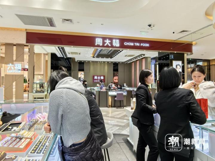 潮声丨县城300米开出7家店，金店也疯狂