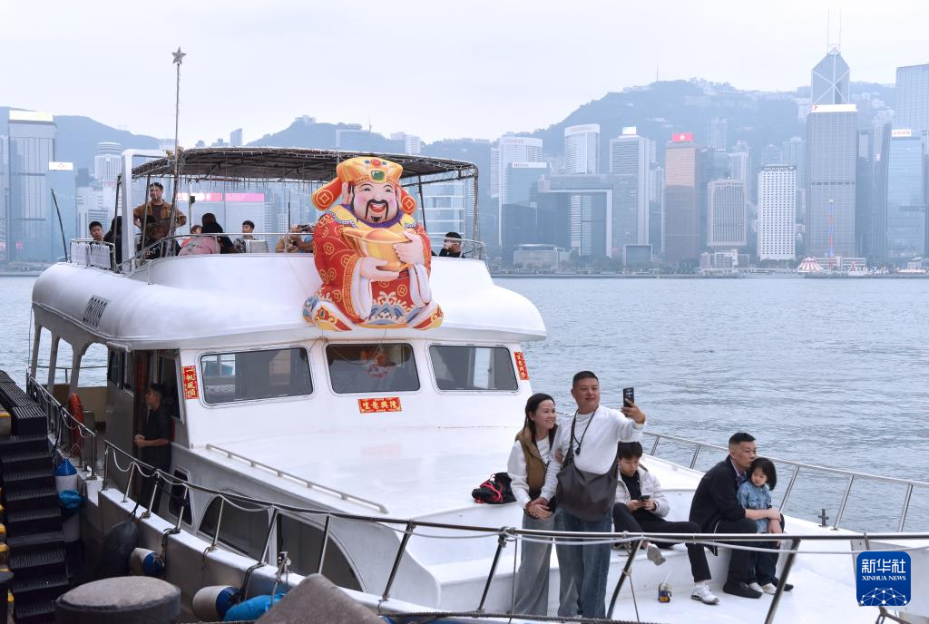 2月17日,游客在香港尖沙咀海滨搭乘游艇。马年春节期间众多内地旅客赴港旅游贺岁。香港特区政府入境事务处数据显示,从15日(腊月二十八)至20日(大年初四),入境香港旅客总数超过116万人次,其中内地旅客逾98万人次,约占84%。新华社记者 陈铎 摄