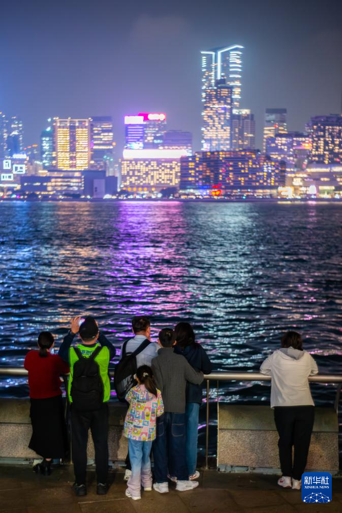 2月20日,游客在香港湾仔海滨观看夜景。新华社记者 朱炜 摄