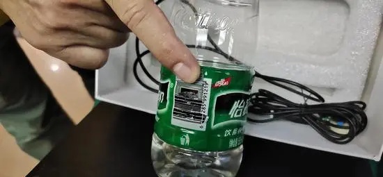 针孔摄像头隐藏在水瓶中部