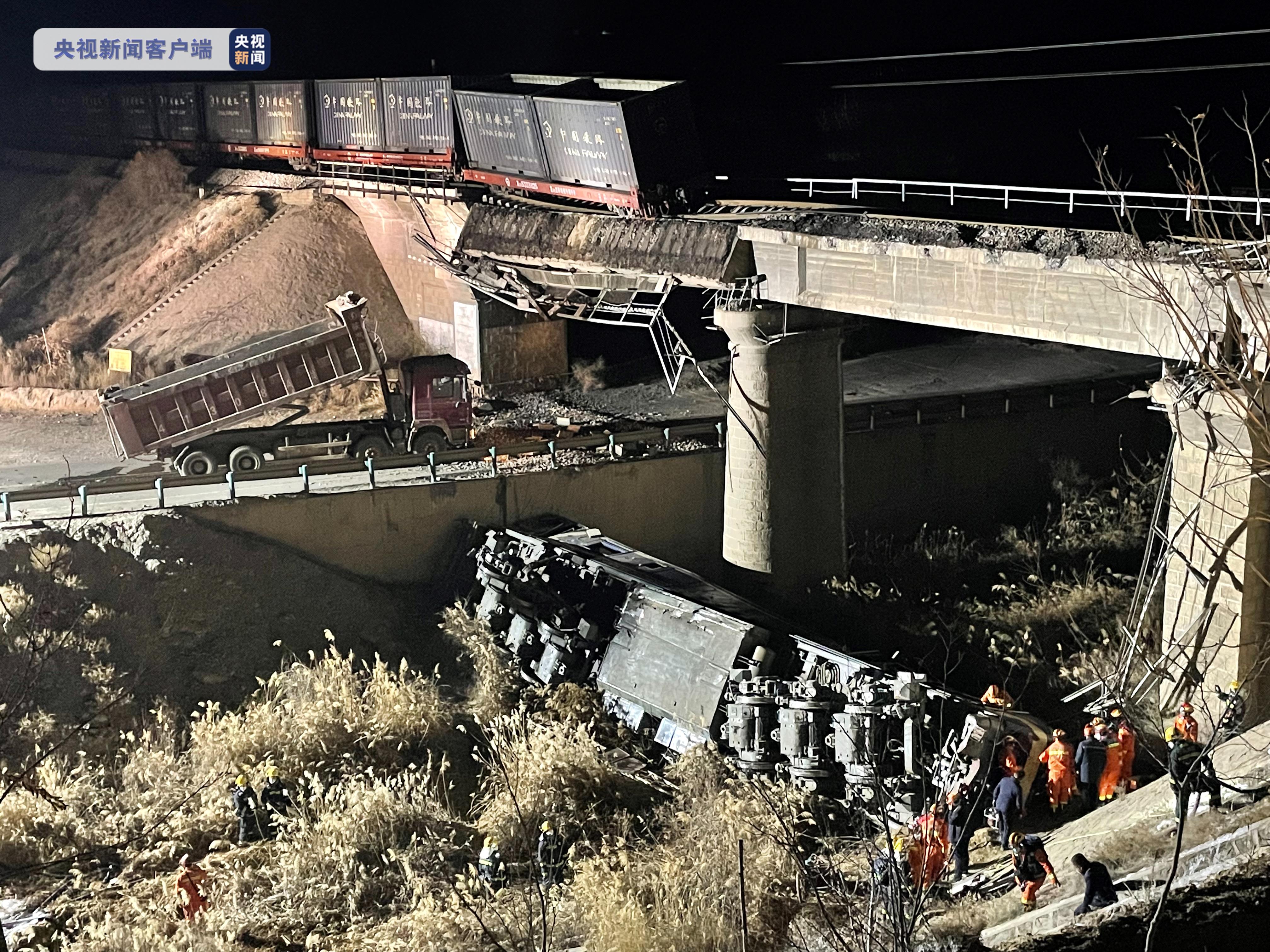 白银市靖远县糜滩镇黄河大桥附近,一辆自卸式卡车车斗撞上铁路桥桥面