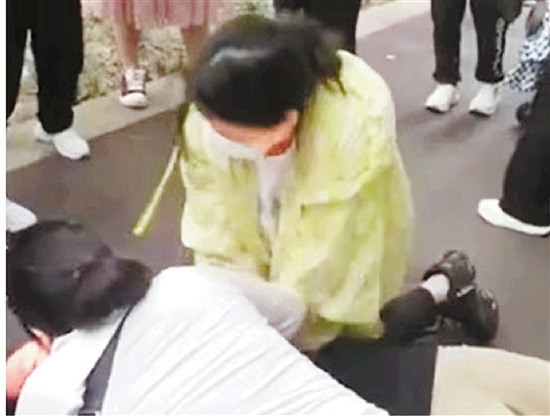 成都大熊猫繁育研究基地宣布 杭州四位医护人员终身免费入园