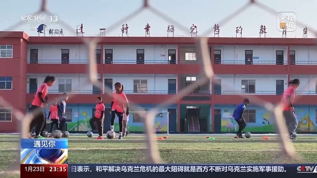 10攝氏度,刺骨的寒風穿透衣服直抵肌膚,張盤小學的10餘名女足小隊員