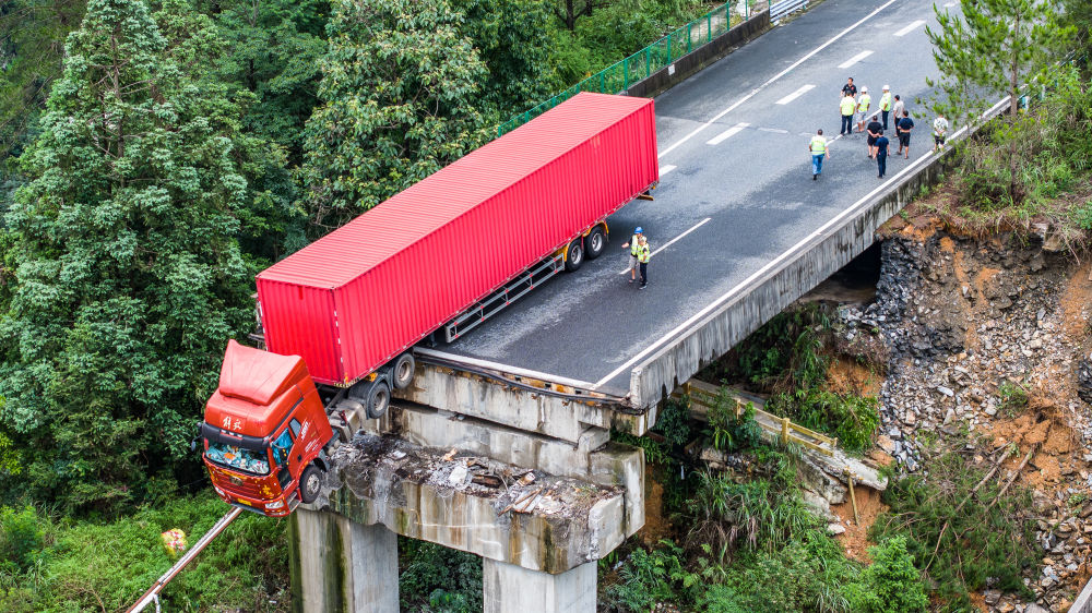 发生垮塌的猴子河特大桥引桥(6月24日摄,无人机照片)。新华社记者 陶亮 摄