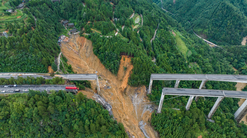 因持续强降雨诱发山体滑坡,猴子河特大桥引桥发生垮塌(6月24日摄,无人机照片)。新华社记者 陶亮 摄