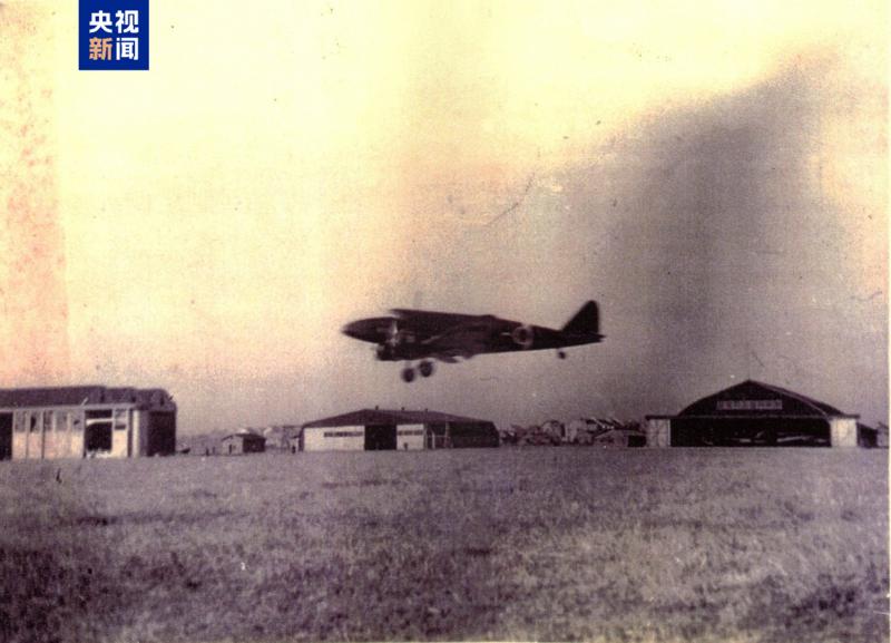 △七三一部队飞机在南京一六四四部队的飞机场上空飞行(图片由侵华日军第七三一部队罪证陈列馆提供)