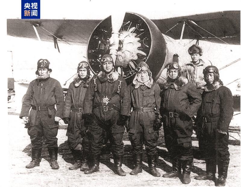 △七三一部队航空班成员,左三为负责在常德上空撒鼠疫菌的增田美保(图片由侵华日军第七三一部队罪证陈列馆提供)