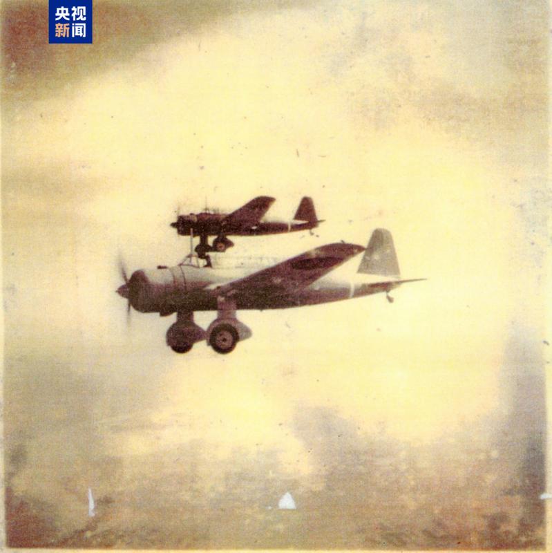 △七三一部队成员樱永孝雄驾驶97式轻轰炸机在南京上空飞行(图片由侵华日军第七三一部队罪证陈列馆提供)
