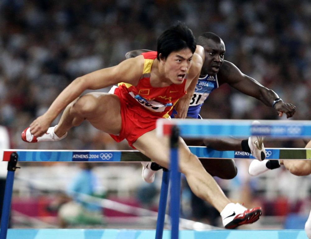 资料图片:2004年8月27日,雅典奥运会男子110米栏决赛中,中国选手刘翔以12秒91的成绩获得金牌。新华社记者 兰红光 摄