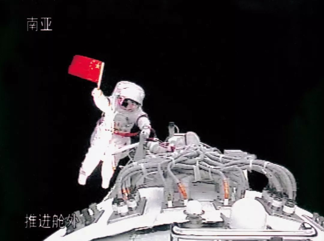 第一次见中国宇航员舱外航天服，重120公斤一件造价3000万元
