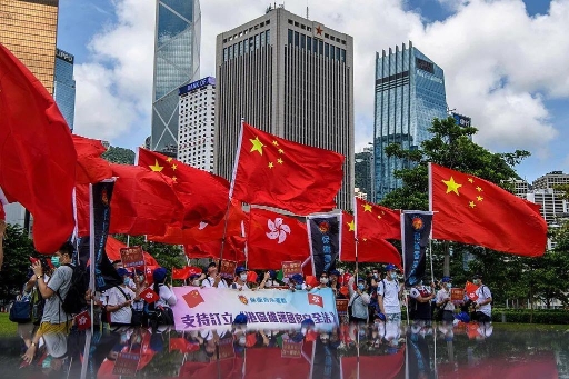 2020年6月30日,香港市民在政府大樓外舉國旗和香港特別行政區區炱 