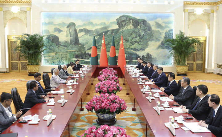 3月28日上午,国家主席习近平在北京人民大会堂会见孟加拉国临时政府首席顾问尤努斯。新华社记者 丁海涛 摄