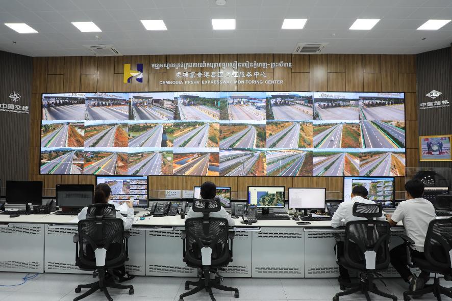 工作人员在金港高速监控服务中心监看路况。(人民日报记者 曹师韵 摄)