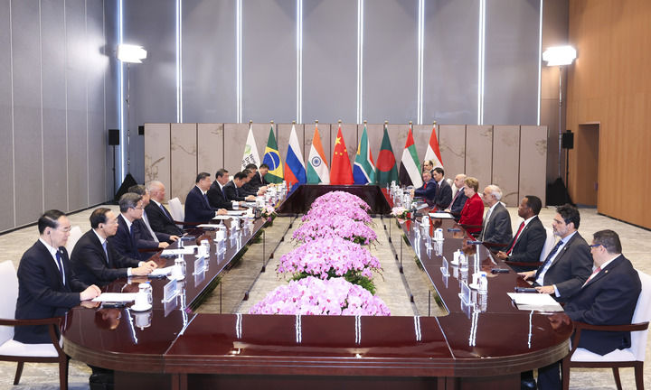 4月29日上午,国家主席习近平在上海访问金砖国家新开发银行,并会见新开发银行行长罗塞芙。新华社记者 黄敬文 摄