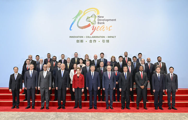 4月29日上午,国家主席习近平在上海访问金砖国家新开发银行,并会见新开发银行行长罗塞芙。新华社记者 殷博古 摄