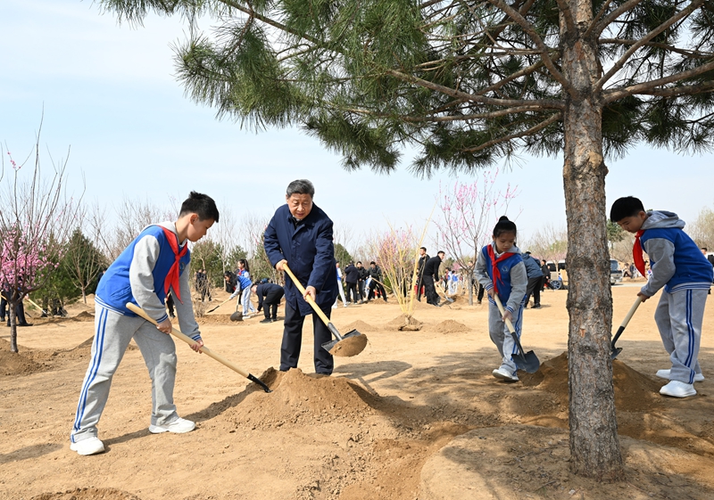 2025年4月3日,习近平总书记来到北京丰台区永定河畔参加首都义务植树活动。 2025年4月3日,习近平总书记来到北京丰台区永定河畔参加首都义务植树活动。