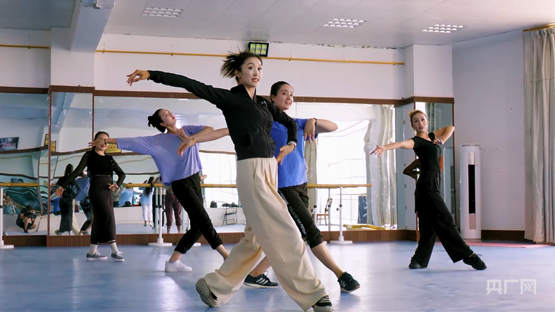 图尔荪阿依·萨拉马提正进行《玛纳斯》歌舞剧排练(央广网发 谢智 摄)