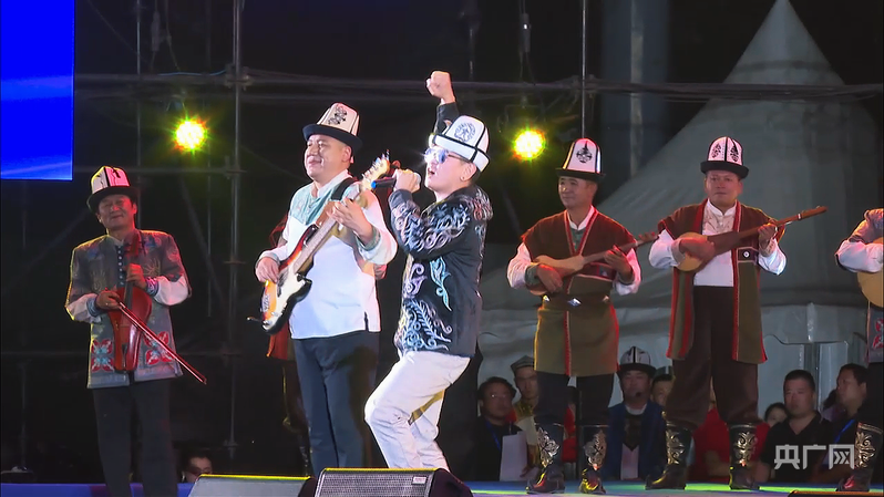 摇滚版《玛纳斯》演出现场(央广网记者 丁安 摄)