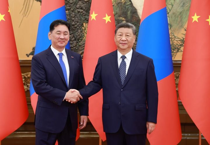 9月2日上午,国家主席习近平在北京人民大会堂会见来华出席2025年上海合作组织峰会和纪念中国人民抗日战争暨世界反法西斯战争胜利80周年活动的蒙古国总统呼日勒苏赫。新华社记者 丁海涛 摄