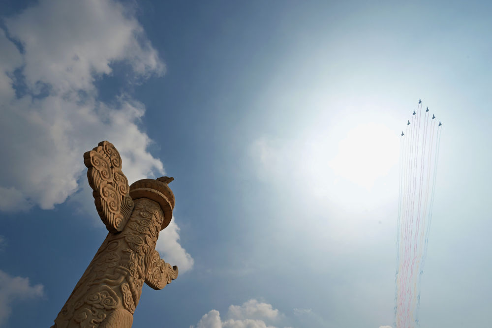 9月3日,纪念中国人民抗日战争暨世界反法西斯战争胜利80周年大会在北京隆重举行。这是教练机梯队接受检阅。新华社记者 陈晔华 摄