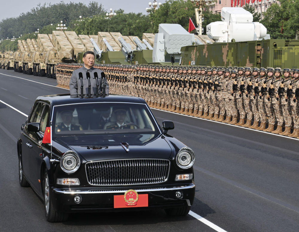 9月3日,纪念中国人民抗日战争暨世界反法西斯战争胜利80周年大会在北京天安门广场隆重举行。这是中共中央总书记、国家主席、中央军委主席习近平检阅受阅部队。新华社记者 李刚 摄