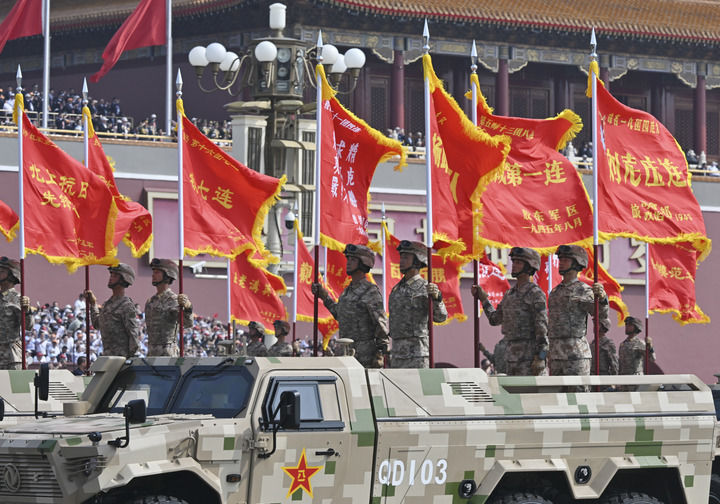 9月3日,纪念中国人民抗日战争暨世界反法西斯战争胜利80周年大会在北京隆重举行。这是战旗方队接受检阅。新华社记者 刘金海 摄