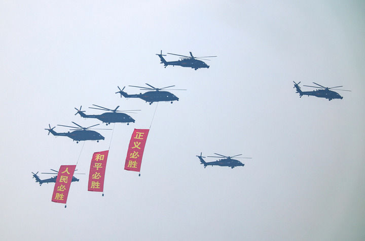 9月3日,纪念中国人民抗日战争暨世界反法西斯战争胜利80周年大会在北京隆重举行。这是空中护旗梯队接受检阅。新华社记者 王婧嫱 摄