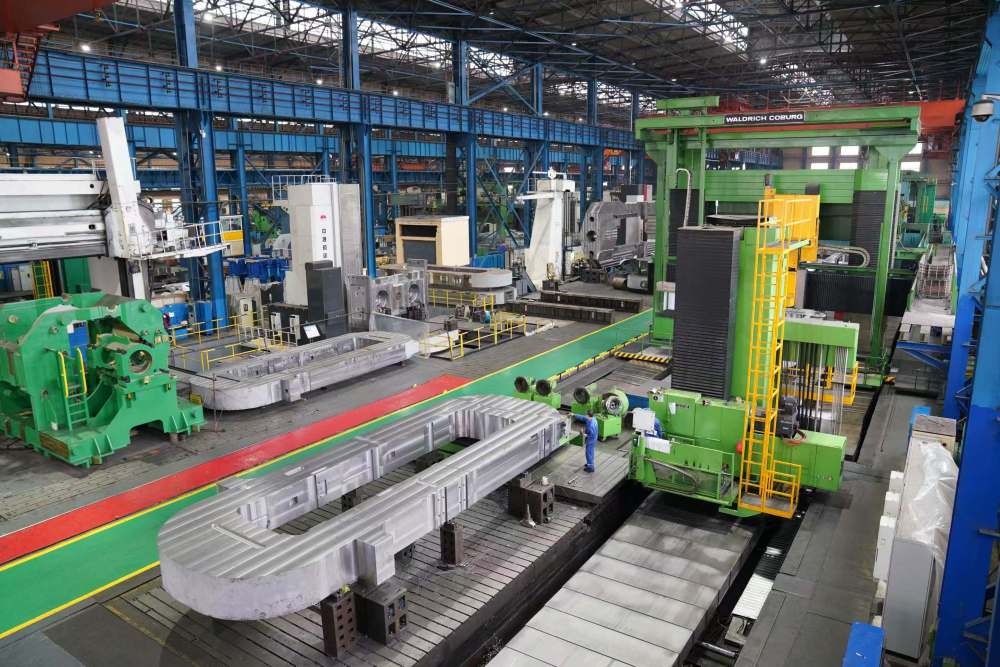 2021年7月,中国一重集团有限公司重型装备制造厂生产车间,工人在进行生产作业。新华社记者 王建威 摄