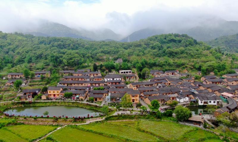 这是河南省信阳市新县田铺大塆,坐落于大别山深处(2021年4月22日摄,无人机照片)。新华社记者 郝源 摄