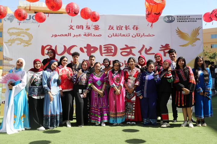 10月20日,在埃及开罗,学生在开罗巴德尔大学举办的中国文化节上展示中国传统民族服饰。新华社记者 隋先凯 摄