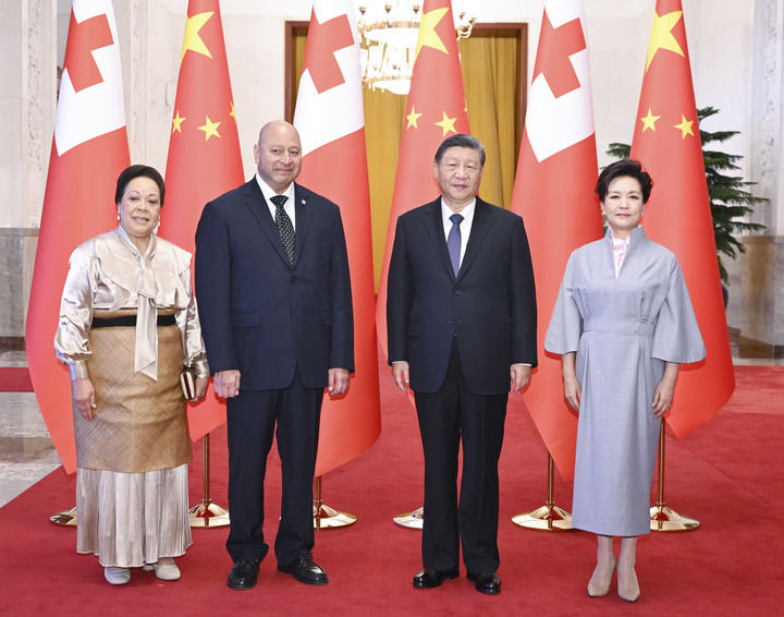 11月25日上午,国家主席习近平在北京人民大会堂会见来华进行国事访问的汤加国王图普六世。这是习近平和夫人彭丽媛同图普六世和王后娜娜茜帕乌合影。新华社记者 燕雁 摄