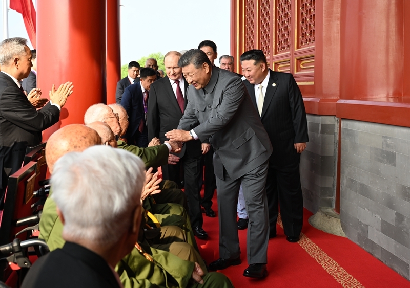 2025年9月3日,习近平总书记同抗战老战士老同志代表亲切握手,向他们表示崇高敬意。 2025年9月3日,习近平总书记同抗战老战士老同志代表亲切握手,向他们表示崇高敬意。