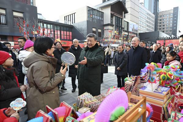 2026年2月,习近平总书记在北京东城区隆福寺街区新春市集考察。新华社记者 燕雁 摄