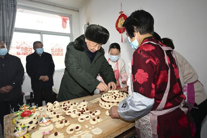 这是2022年1月26日下午,习近平总书记在临汾市霍州市师庄乡冯南垣村,同师红兵一家做年馍。新华社记者 李学仁 摄