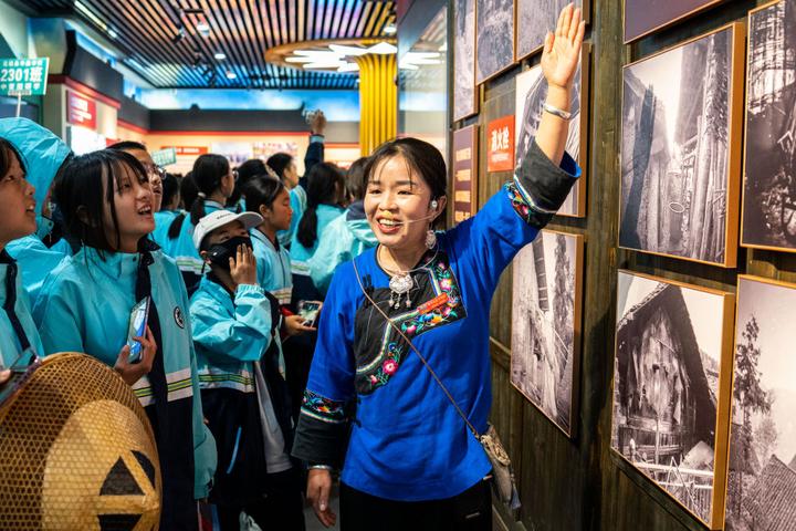 在湖南湘西十八洞村,讲解员施艳琴为游客讲解十八洞村的故事(2023年11月1日摄)。新华社记者 陈思汗 摄