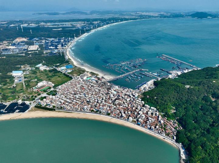 这是福建省漳州市东山县澳角村(2024年10月16日摄,无人机照片)。新华社记者 姜克红 摄