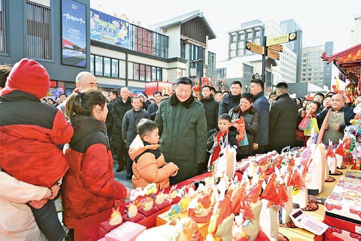 2026年2月9日至10日,中共中央总书记、国家主席、中央军委主席习近平在北京考察并看望慰问基层干部群众。这是10日上午,习近平在东城区隆福寺街区新春市集考察时,同现场群众亲切交流。 新华社记者 谢环驰/摄