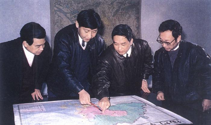 1991年12月,时任福州市委书记的习近平与同事讨论福州市战略规划设想。