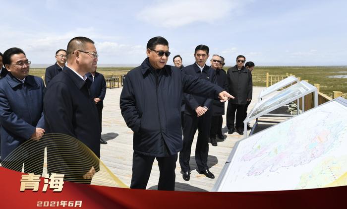 2021年6月8日,习近平总书记在青海省海北藏族自治州刚察县考察调研时,来到青海湖仙女湾听取祁连山地区和青海湖生态环境保护等情况介绍,并实地察看青海湖环境综合治理、生物多样性保护工作成效。考察现场,习近平总书记在国家公园建设蓝图上重点着墨:“要落实好国家生态战略,总结三江源等国家公园体制试点经验,加快构建起以国家公园为主体、自然保护区为基础、各类自然公园为补充的自然保护地体系,守护好自然生态,保育好自然资源,维护好生物多样性。”