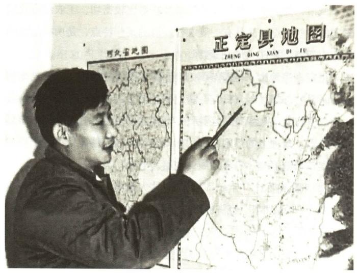 年轻的习近平在办公室地图前谋划正定的发展。