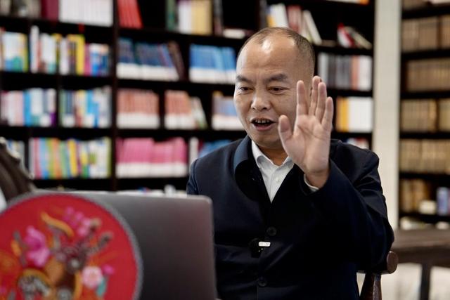 十八洞村党支部书记施金通正和老挝听松村村长巴迪视频连线。新华社记者 戴斌 摄