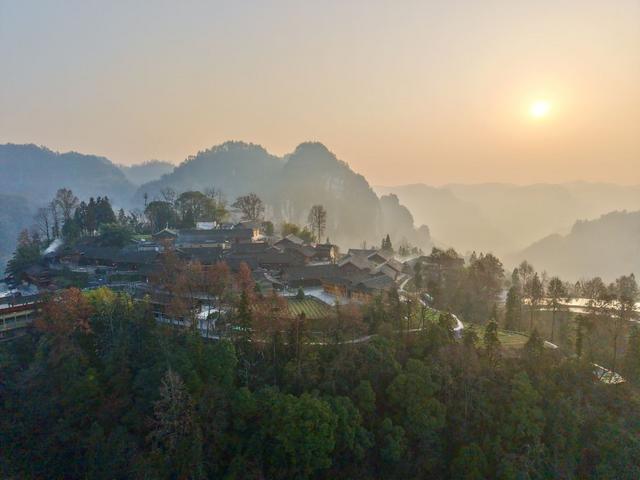 朝阳在十八洞村升起。新华社记者 戴斌 摄