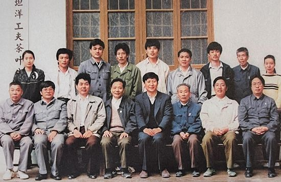 1990年5月,刚调任福州市委书记的习近平到宁德交接工作时,调研福安市社口乡坦洋工夫茶叶公司。 1990年5月,刚调任福州市委书记的习近平到宁德交接工作时,调研福安市社口乡坦洋工夫茶叶公司。