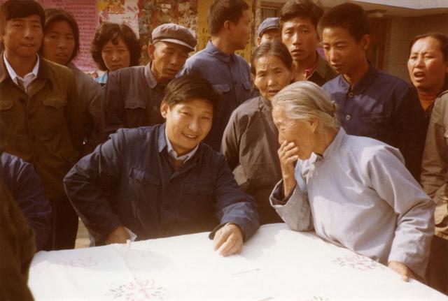 1983年,时任河北正定县委书记的习近平,临时在大街上摆桌子听取老百姓意见。 这是1983年,时任河北正定县委书记的习近平,临时在大街上摆桌子听取老百姓意见。